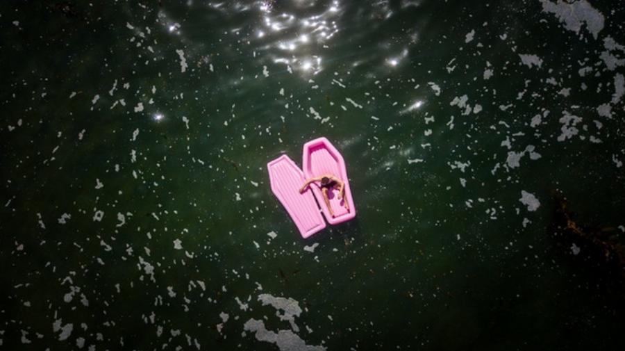 Φέρετρο θαλάσσης: Τα στρώματα θαλάσσης ένα βήμα πιο μπροστά – Υπόσχονται μοναδικές στιγμές ηρεμίας στη θάλασσα