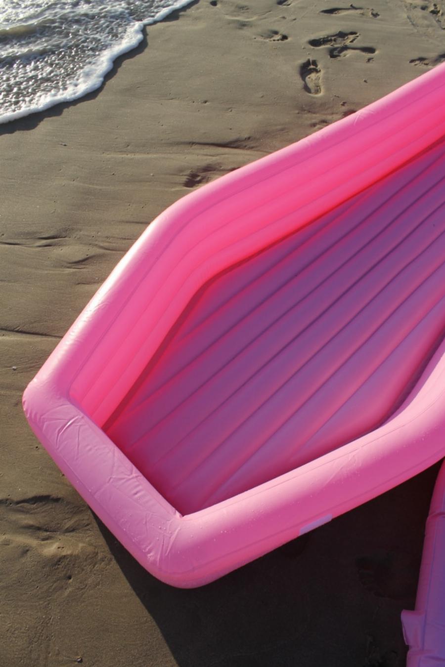 Φέρετρο θαλάσσης: Τα στρώματα θαλάσσης ένα βήμα πιο μπροστά – Υπόσχονται μοναδικές στιγμές ηρεμίας στη θάλασσα