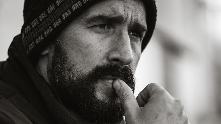 Τάσος Νούσιας: Η συμμετοχή στον «Σασμό», η περήφανη καταγωγή του, οι εφηβικές κόντρες με τις μηχανές, η γυναίκα της ζωής του και η κόρη του