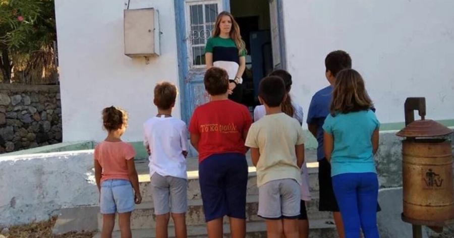Ελληνίδα δασκάλα: Πηγαίνει στην Τέλενδο με βαρκούλα από την Κάλυμνο για να κάνει μάθημα σε παιδάκια