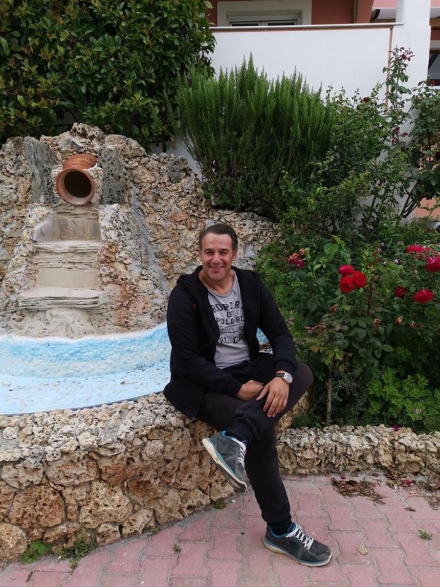 Θάνος Τζάνης: Η οικονομική ανασφάλεια, η απόσυρση από τα φώτα της δημοσιότητας και η αγροτική ζωή εκτός Αθήνας