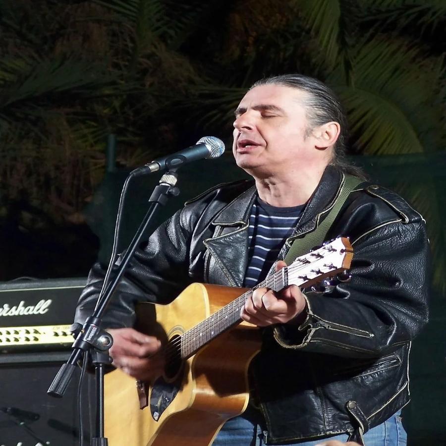 Θρήνος στη χώρα μας: Νεκρός ο τραγουδιστής Σταύρος Λογαρίδης