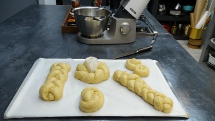 Μαστιχωτά Πασχαλινά τσουρέκια: Η πεντανόστιμη συνταγή και τα κόλπα επιτυχίας της Αργυρώς Μπαρμαρίγου