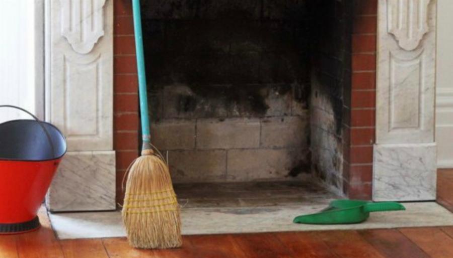 Τζάκι: Ο έξυπνος τρόπος να το καθαρίσετε με ξύδι και άλλα 3 υλικά