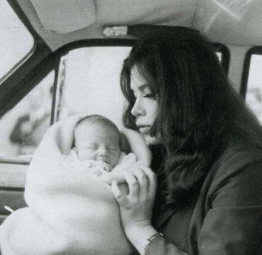 Τζένη Καρέζη: Σπάνιες εικόνες από την προσωπική της ζωή – Η άγνωστη πλευρά της ως μητέρα και σύζυγος