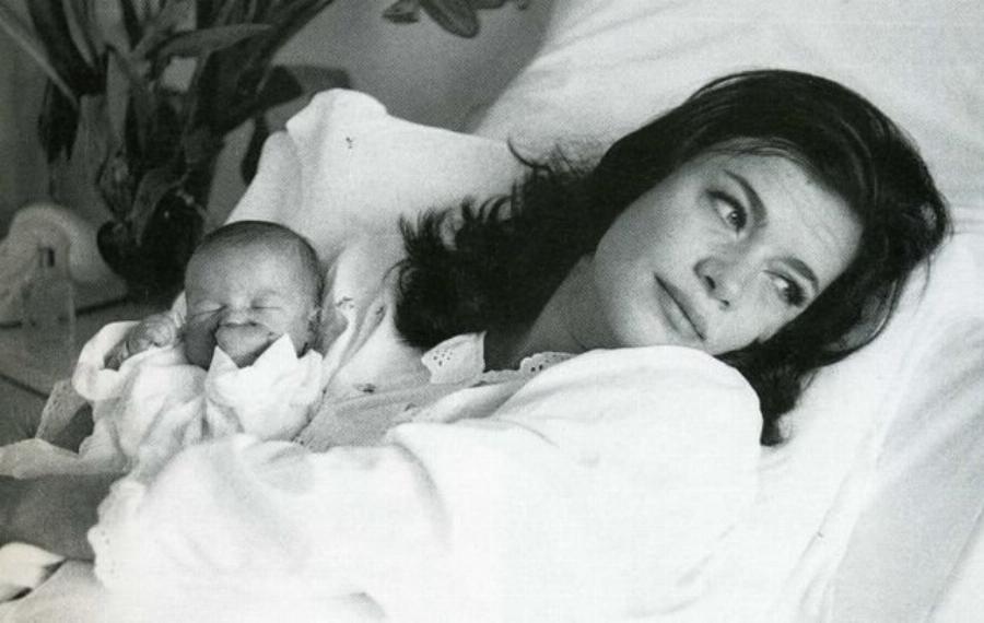 Τζένη Καρέζη: Η δεξίωση που άφησε ιστορία, οι έρωτες που οδήγησαν σε γάμο και οι σπουδαίοι ρόλοι