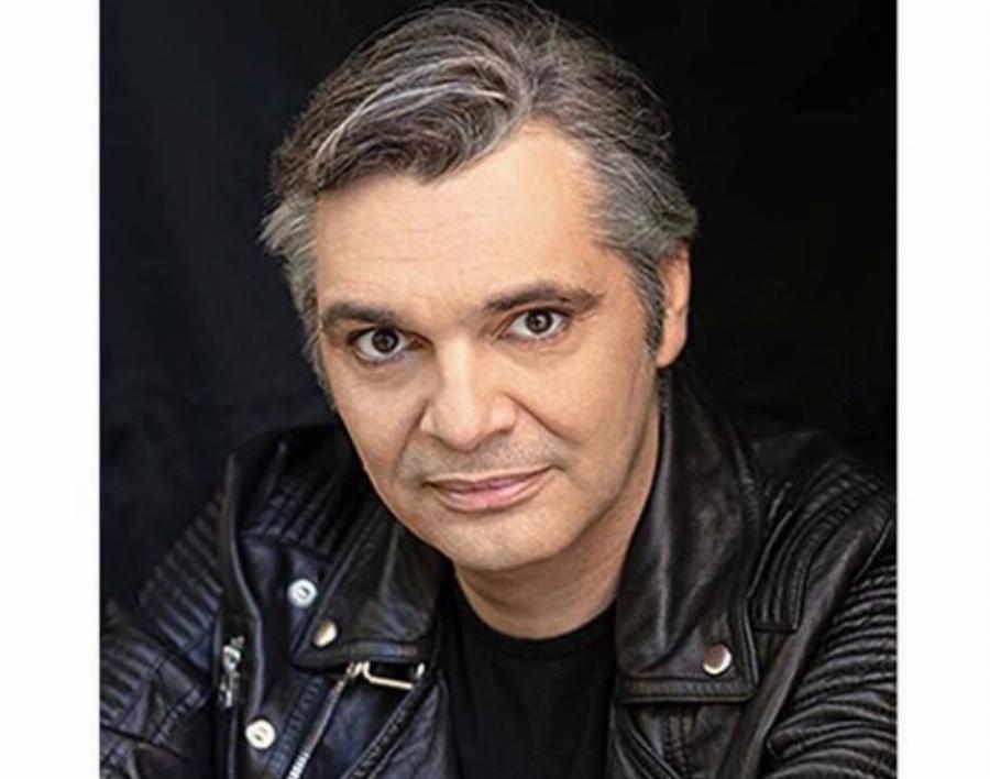 Με μακρύ μαλλί και γενειάδα: Η νέα εμφάνιση του Άλκη Κούρκουλου – Τρομάξαμε να τον γνωρίσουμε