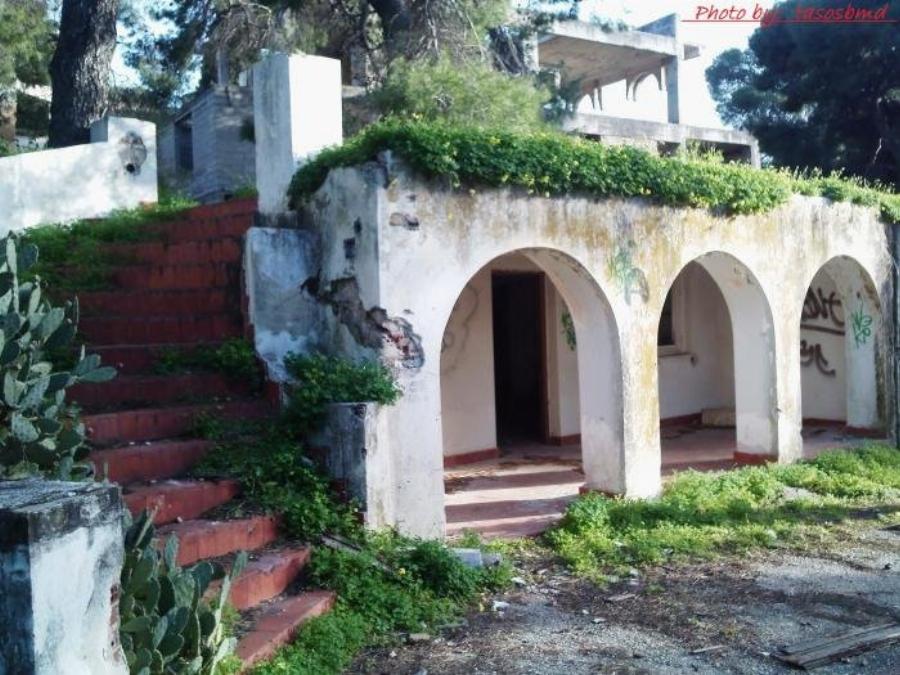 Βίλα «φάντασμα»: Το ιστορικό αρχοντικό της Αλίκης στην Παλλήνη ρημάζει