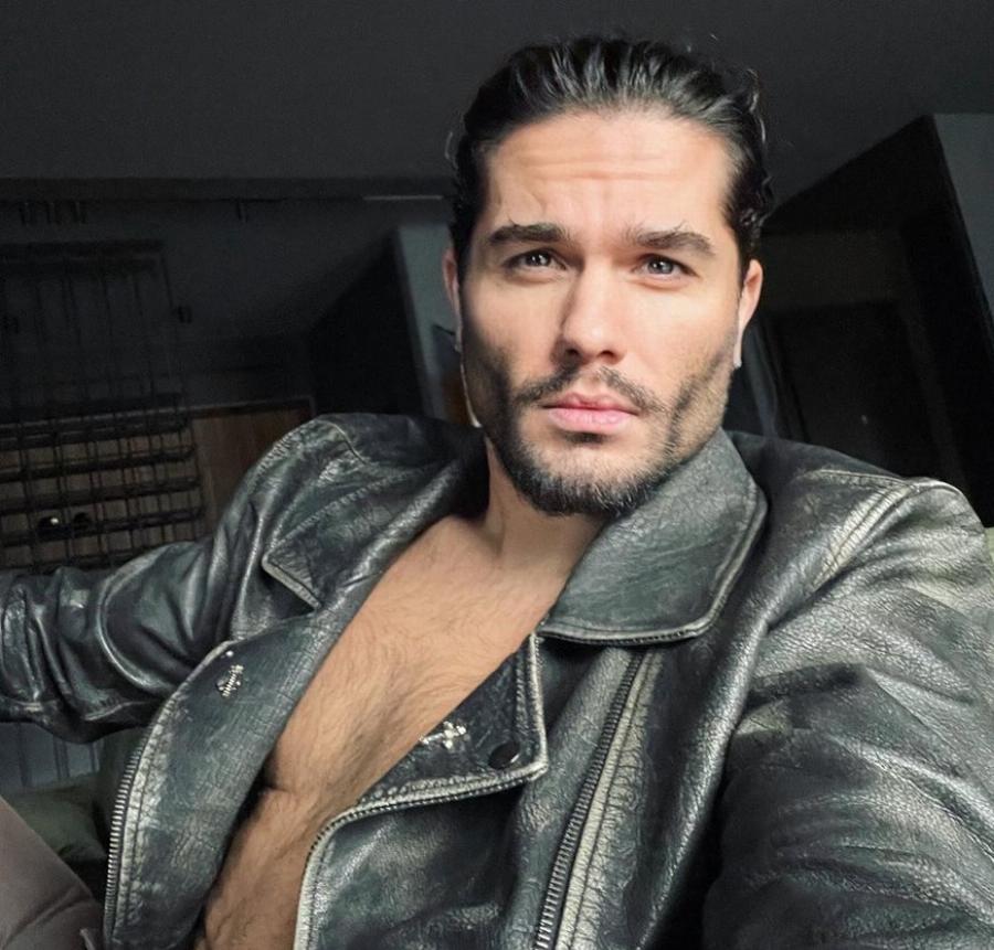 Χρήστος Μάστορας: Τα δύσκολα παιδικά χρόνια, οι μεγάλες επιτυχίες και όσα δεν γνώριζες για τον τραγουδιστή