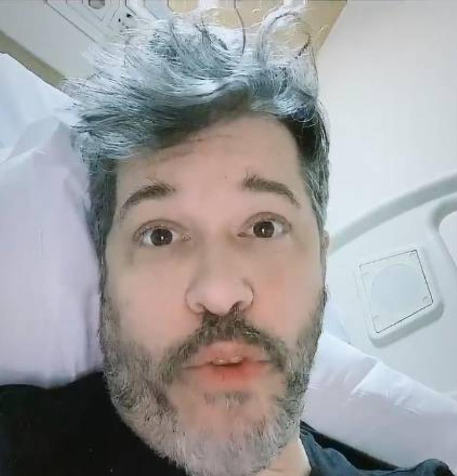 Στο νοσοκομείο ο Χάρης Βαρθακούρης: Το βίντεο στο νοσοκομείο που έγινε viral μετά την επέμβαση και το υαλουρονικό