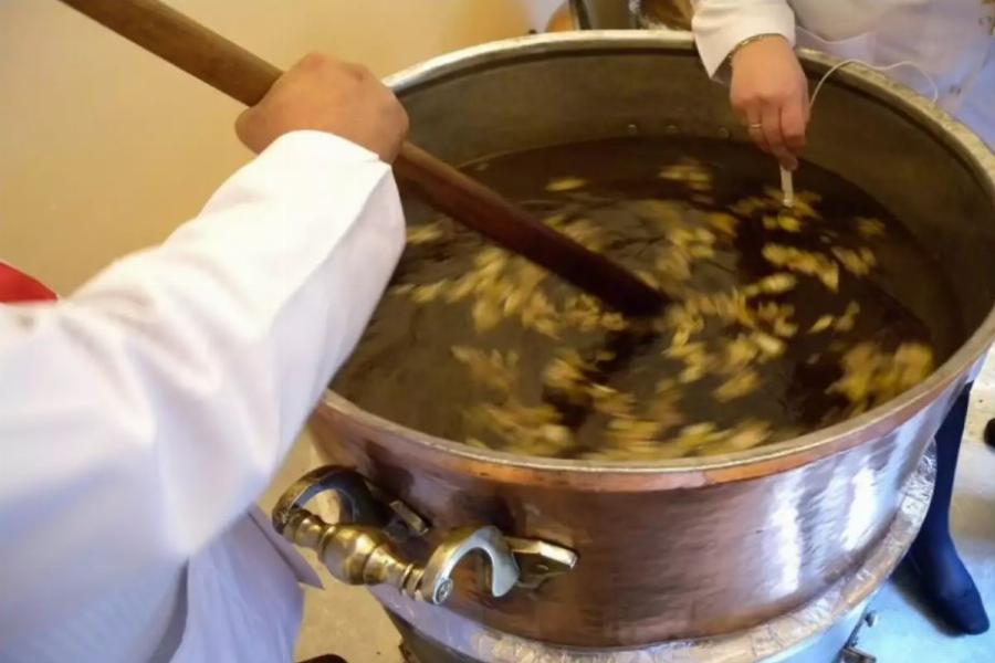 Άγιο Μύρο: Απαιτεί 57 σπάνια υλικά και παρασκευάζεται κάθε 10 χρόνια