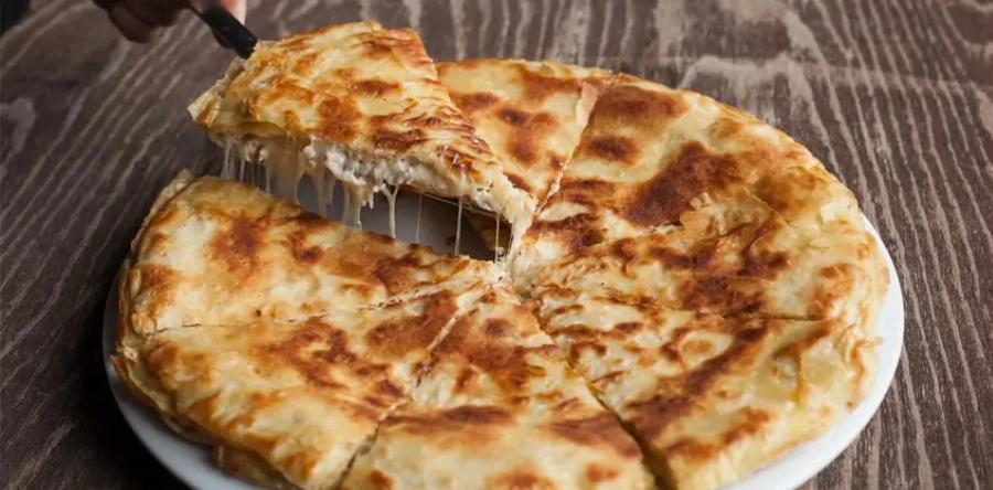 Τυρόπιτα στο τηγάνι: Πεντανόστιμη με τυρί φιλαδέλφεια έτοιμη σε 10 λεπτά