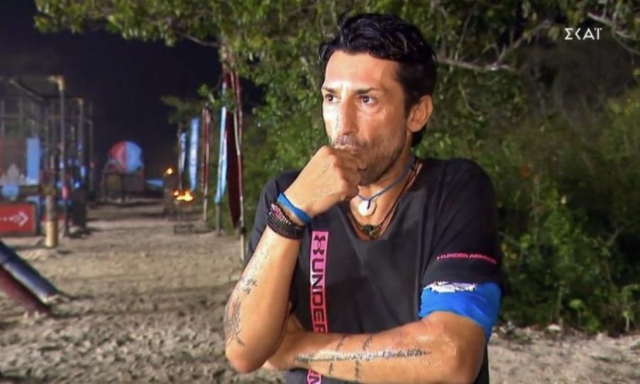 «Δεν μπορώ, έχω πυρετό…»: Τα ‘χασε ο Κωνσταντίνος Εμμανουήλ με τη βροχή και εμφανίστηκε με ομπρέλα