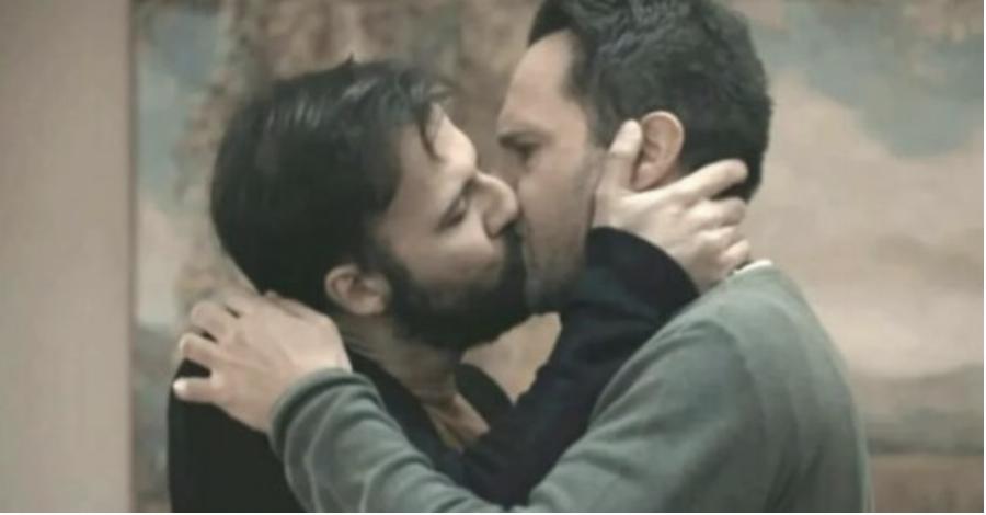 Ο Μέμος Μπεγνής για το γκέι τηλεοπτικό φιλί που έδωσε: «Αυτή η χώρα ήταν πάντα πίσω»