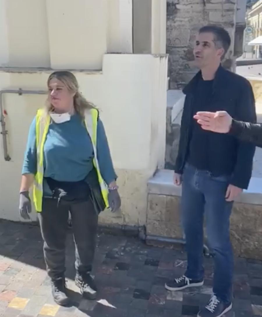 Πράξη ανθρωπιάς: Εργαζόμενη στην καθαριότητα του δήμου Αθηναίων βρήκε 19.000 ευρώ σε τσάντα και τα παρέδωσε