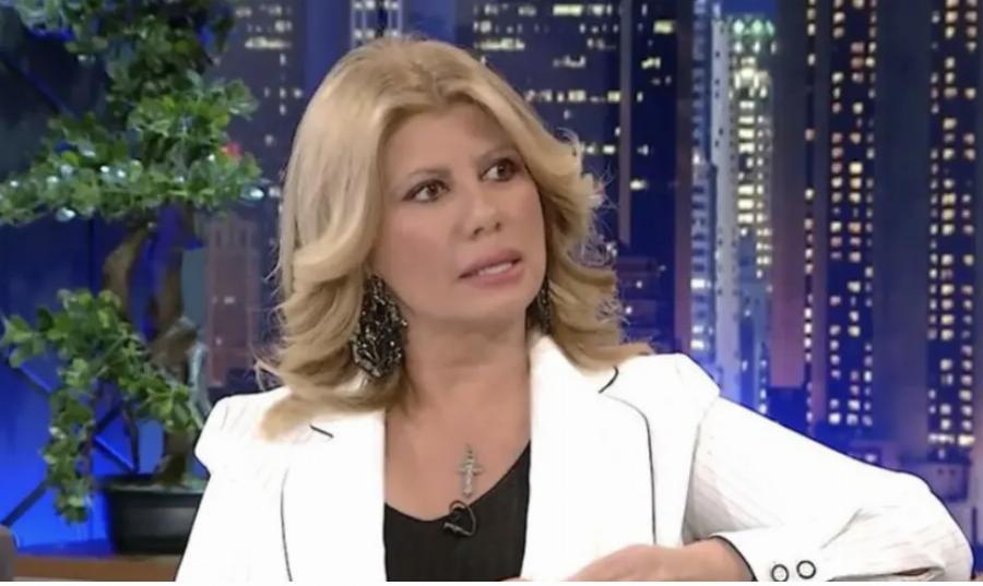 Ζήνα Κουτσελίνη: «Ο πατέρας μου μαχαίρωσε με φαλτσέτα τη μάνα μου, θα τη σκότωνε μπροστά μου»