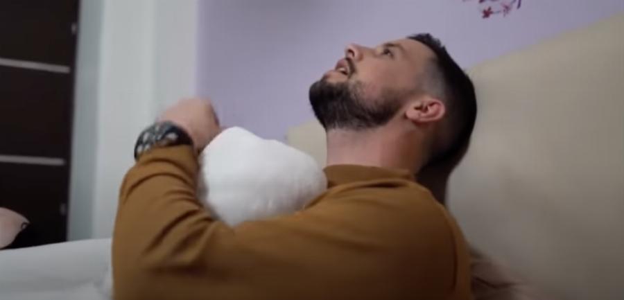 «Δεν βαριέστε θρηνούμε εμείς για τα 3 παιδιά σας»: Τρελό κράξιμο στον Μάνο Δασκαλάκη που προμοτάρει το νέο του τραγούδι