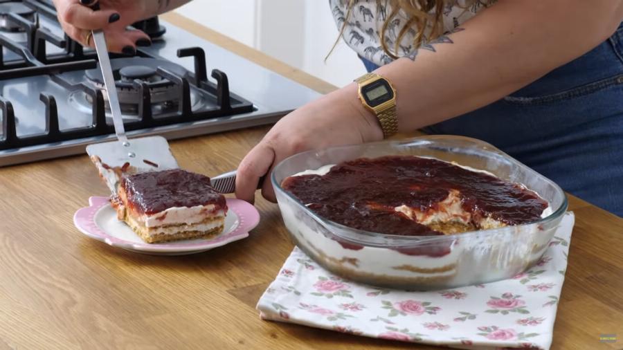 Σαν cheesecake: Πανεύκολο γλυκό ψυγείου με μαρμελάδα και γιαούρτι