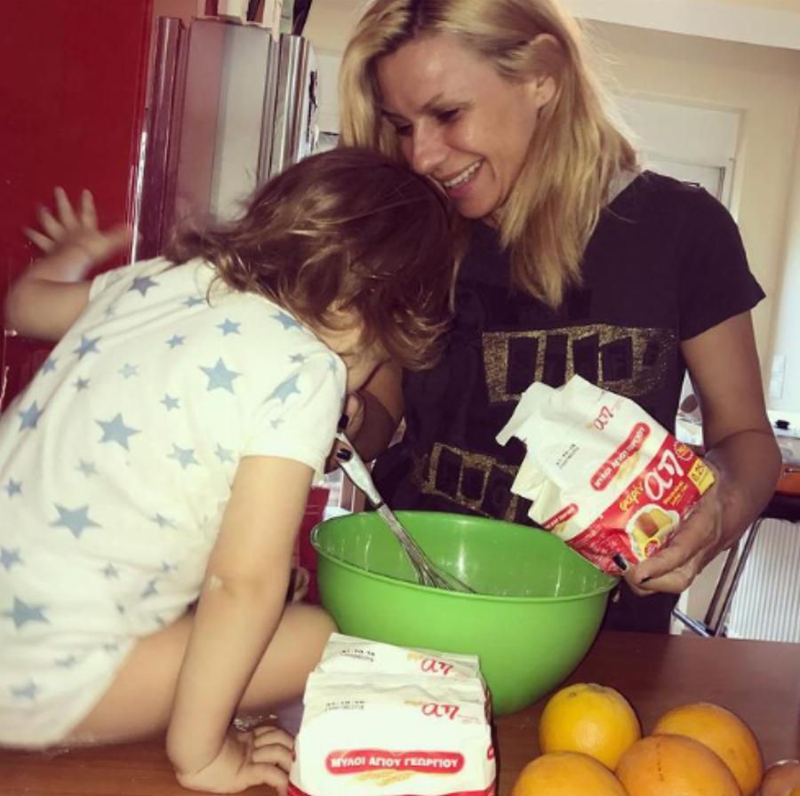 Υπέροχο σαλόνι και μεγάλη κουζίνα: Το σπίτι όπου μένει η Κατερίνα Καραβάτου με τα παιδιά της