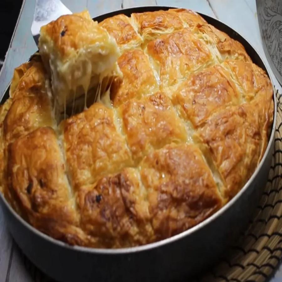 Τυρόπιτα με 4 τυριά: Πανεύκολη συνταγή – Θα λιώνει στο στόμα