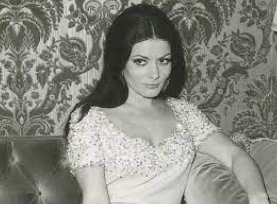 Ζωζώ Σαπουντζάκη: Η εικόνα που «μαρτύρησε» την πραγματική της ηλικία – Η αδημοσίευτη φωτογραφία από τον πρώτο της γάμο