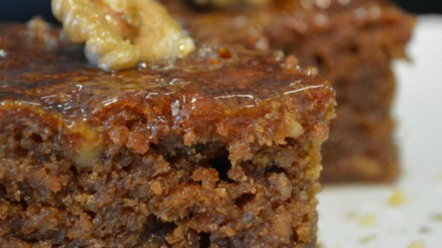 Παραδοσιακή καρυδόπιτα: Το μυστικό για να γίνει αφράτη και πεντανόστιμη