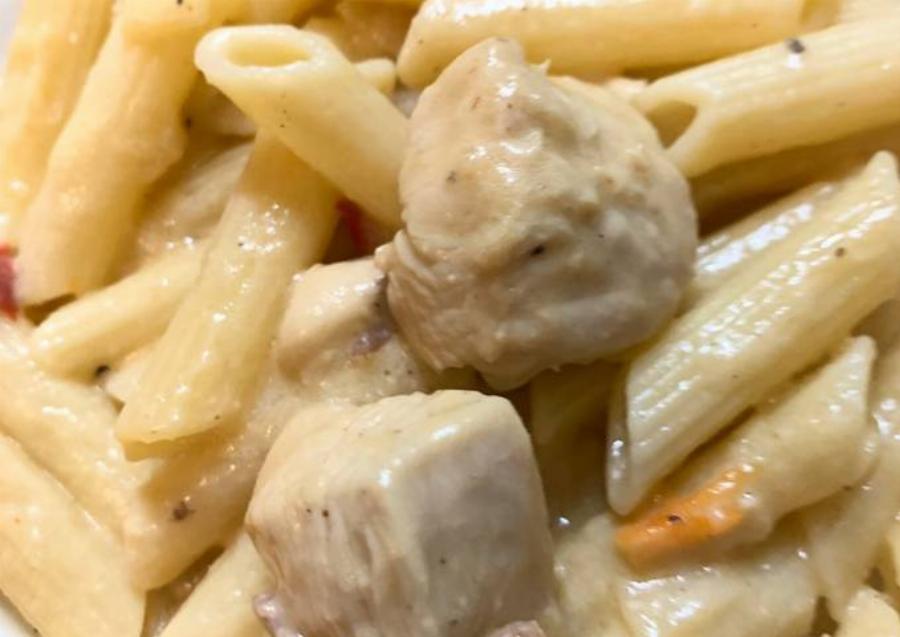 Kαρμπονάρα φούρνου: Η εναλλακτική συνταγή με κοτόπουλο για ένα πεντανόστιμο αποτέλεσμα