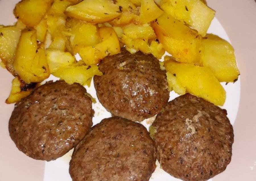 Υπέροχη συνταγή: Ζουμερά μπιφτέκια με λεμονάτες πατάτες στον φούρνο και μπύρα για να γίνουν πεντανόστιμες