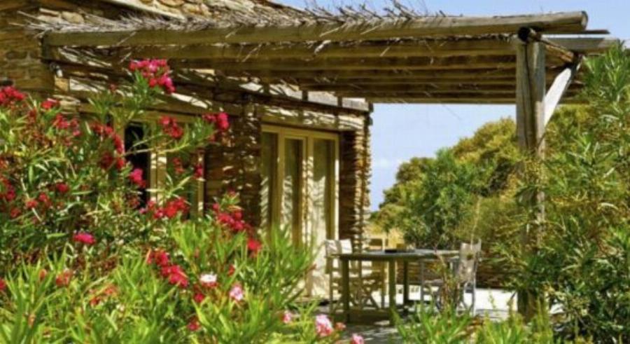 Το πέτρινο κάστρο της Ελένης και του Ματέο στην Άνδρο: Τζάκι στην κρεβατοκάμαρα, vintage κουζίνα, μποστάνι