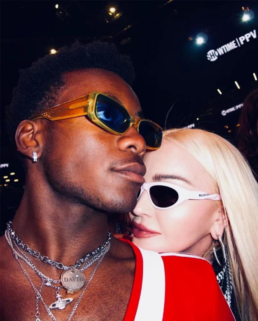 Ο 16χρονος γιος της Madona εμφανίστηκε με κόκκινο μάξι φόρεμα σε βόλτα με τη μητέρα του και έκλεψε τις εντυπώσεις