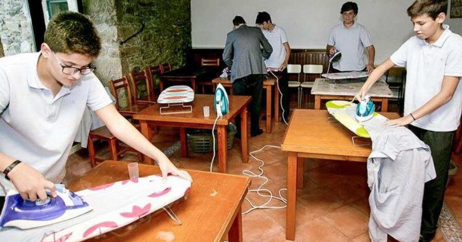 Σχολείο διδάσκει στα αγόρια πως να σιδερώνουν, να πλένουν και να κάνουν τις δουλειές του σπιτιού