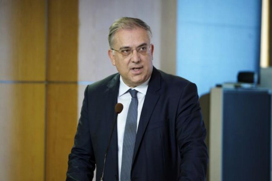 Τάκης Θεοδωρικάκος: Παρεμβαίνει για την κακοποίηση γάτας σε ψαροταβέρνα της Αιδηψού