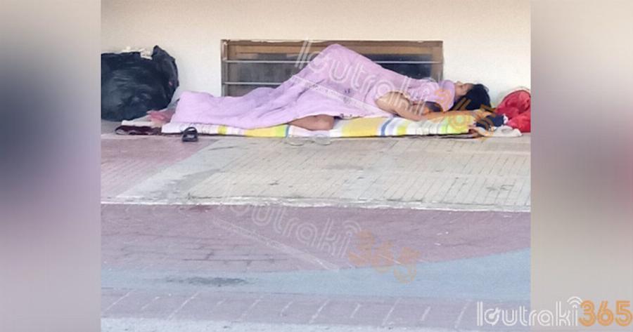 Εικόνα «γροθιά στο στομάχι» για τη χώρα μας: Άστεγη μητέρα κοιμάται με το παιδί της στο πεζοδρόμιο