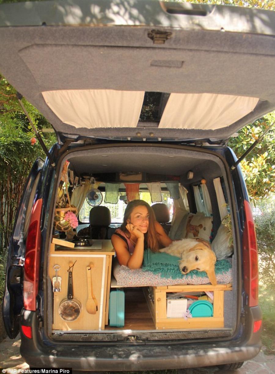 Η ιστορία της Μαρίνας: Τα παράτησε όλα για να ταξιδέψει τον κόσμο με τον σκύλο της