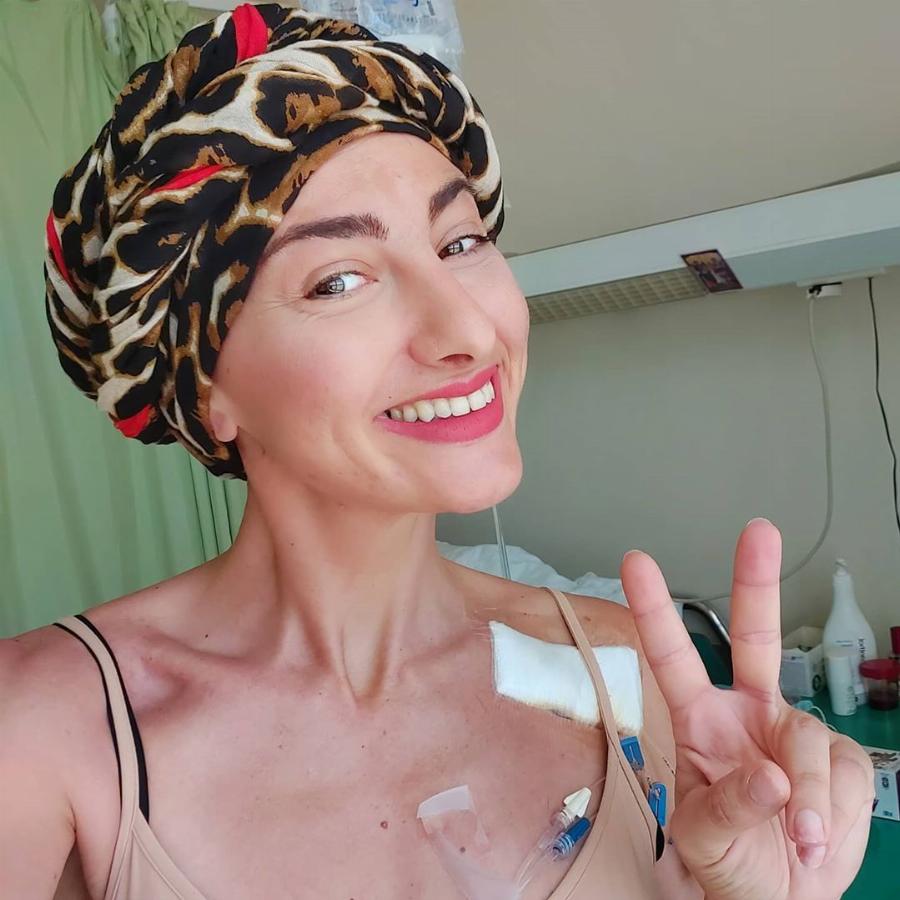 Ρεγγίνα Μακέδου: Ξύρισε τα μαλλιά της, πάει για εγχείρηση και στέλνει το πιο ηχηρό μήνυμα