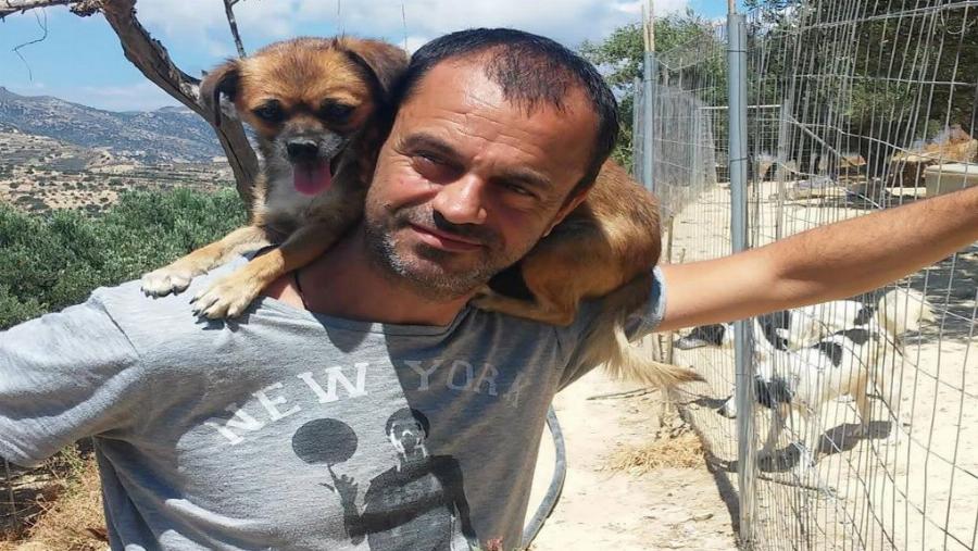 Τάκης Προεστάκης: Ο Έλληνας που τα παράτησε όλα, ξόδεψε 180.000€ για τα αδέσποτα και αποθεώθηκε από τη διεθνή κοινότητα