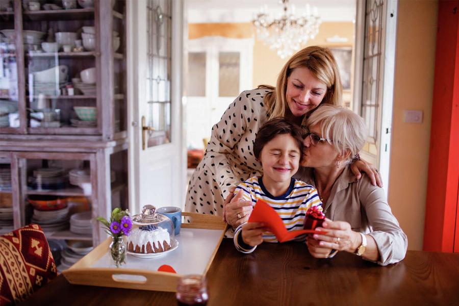 Γιορτή της μητέρας: 9 λόγοι που χρειαζόμαστε τη μαμά μας όσο χρονών κι αν είμαστε