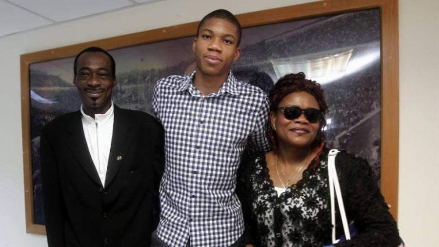 Γιάννης Αντετοκούνμπο: «Θα γύριζα στα Σεπόλια να πουλάω cd για να έχω τον πατέρα μου»