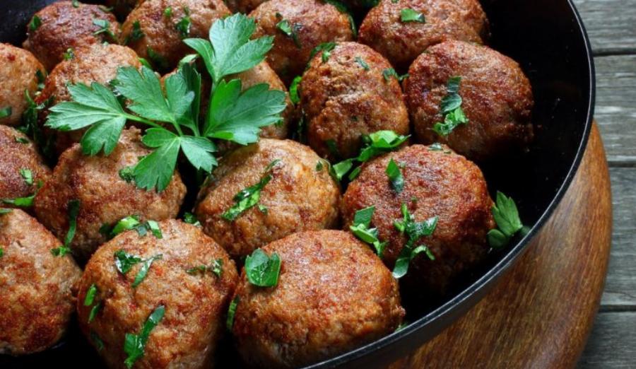 Συνταγή που ξυπνάει αναμνήσεις: Τα κεφτεδάκια της γιαγιάς, που μοσχομυρίζουν σε όλη τη γειτονιά