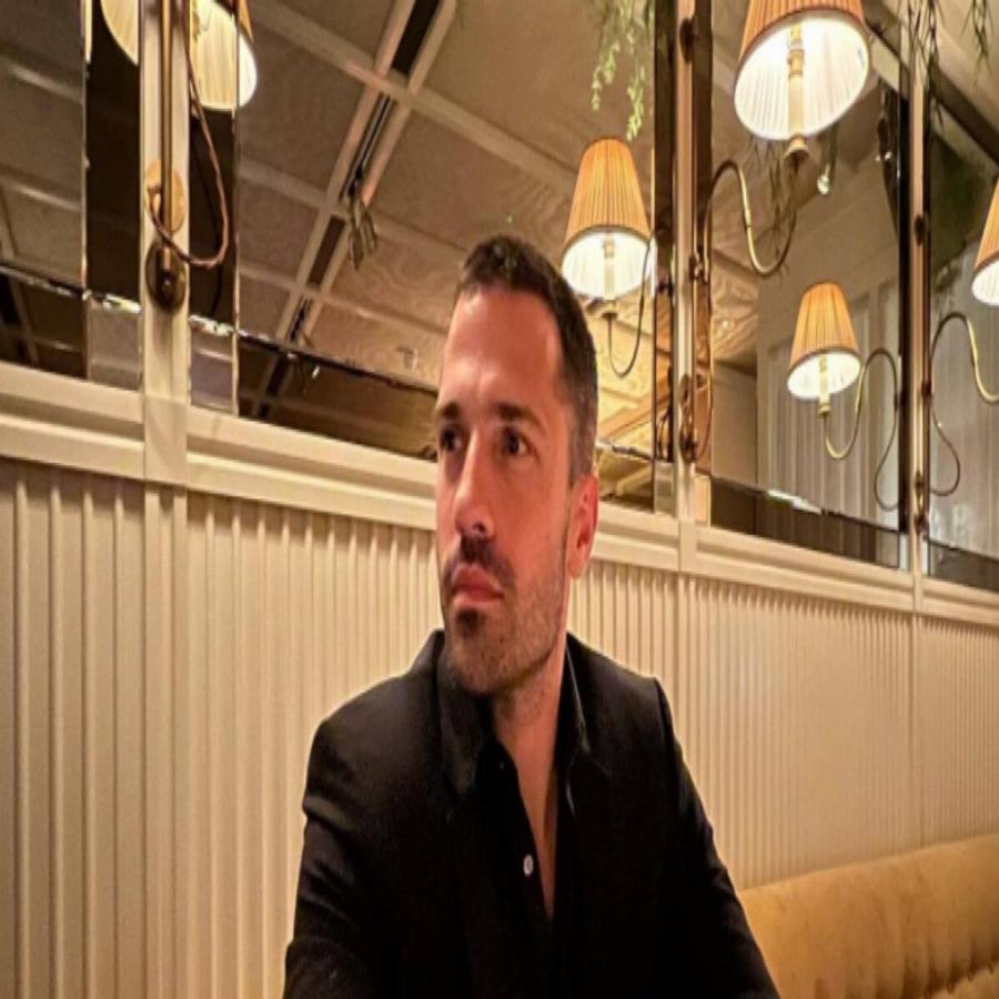 Ανάρπαστη η νέα επιτυχία του Κωνσταντίνου Αργυρού: Τραγουδά το “Ελεύθερος” και αποθεώνεται με λουλούδια