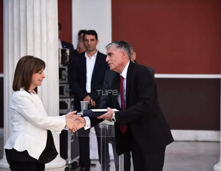 Νίκος Ευαγγελάτος: Η θερμή υπόκλιση του τζέντλεμαν δημοσιογράφου στην Κατερίνα Σακελλαροπούλου που τον βράβευσε για το δημοσιογραφικό του έργο