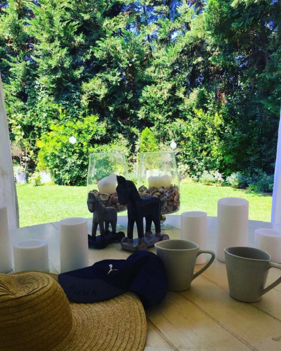 Ρούλα Κορομηλά: Εικόνες από την πολυτελή μεζονέτα της πρώην παρουσιάστριας στην Κηφισιά – Η πισίνα και ο ονειρικός κήπος