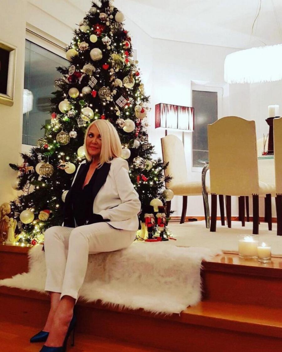 Ρούλα Κορομηλά: Εικόνες από την πολυτελή μεζονέτα της πρώην παρουσιάστριας στην Κηφισιά – Η πισίνα και ο ονειρικός κήπος