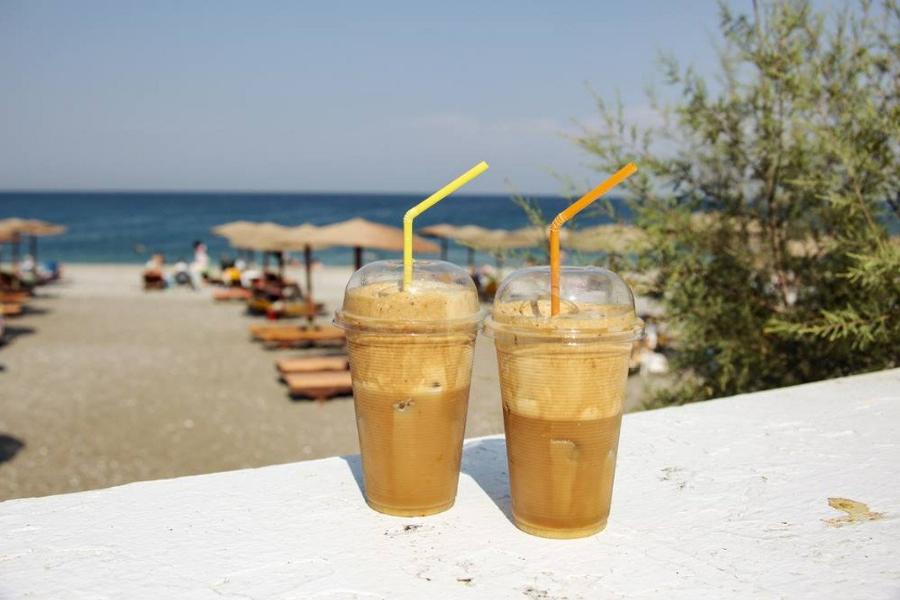 Εκτός ελέγχου η κατάσταση στη Μύκονο: Τόσα θα πληρώσετε για καφέ, νερό και σουβλάκια