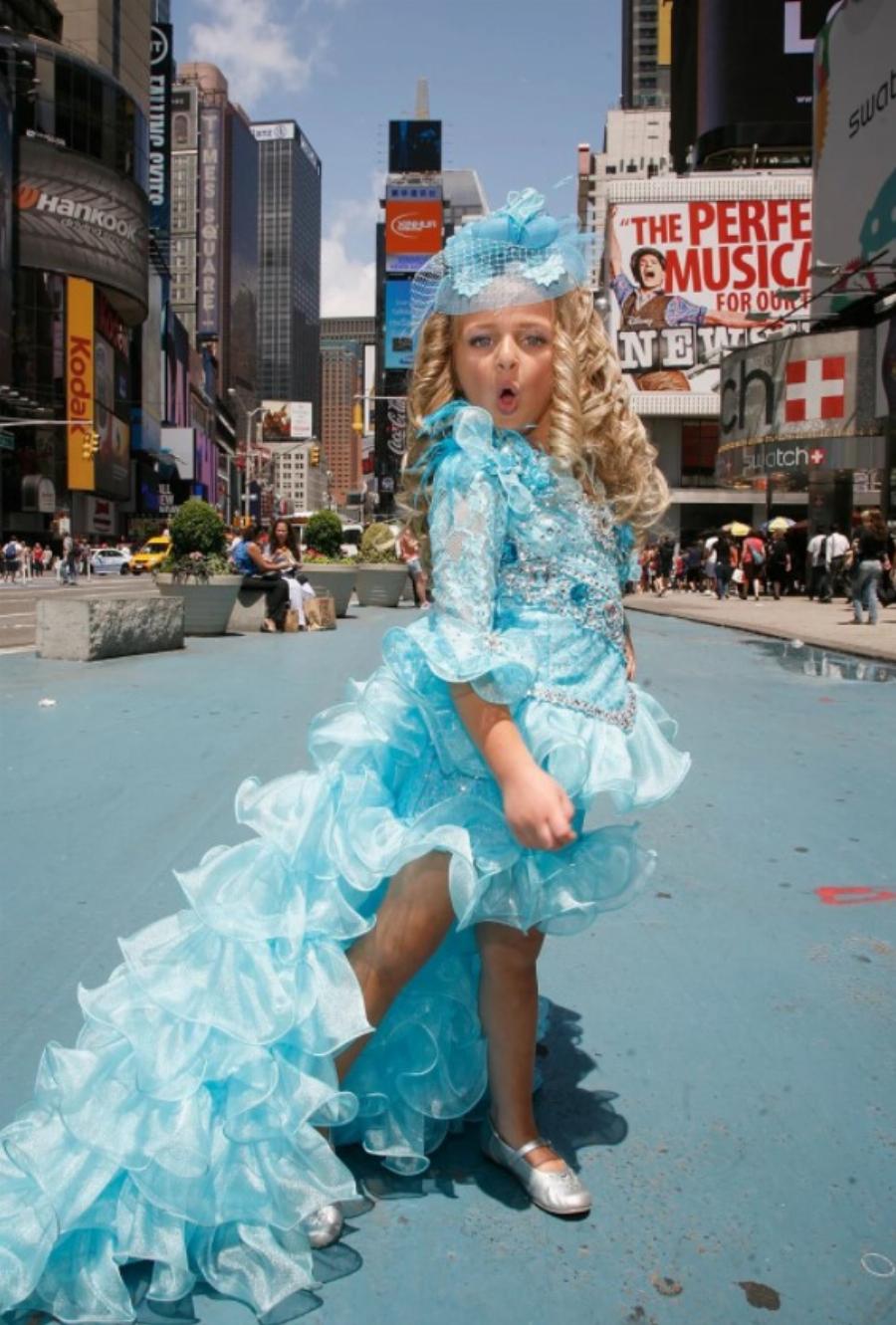 Ιζαμπέλα Μπάρετ: Έγραψε ιστορία στα 6 της χρόνια, κατάφερε να γίνει εκατομμυριούχος, έγινε μοντέλο και έχει 85 τίτλους σε καλλιστεία