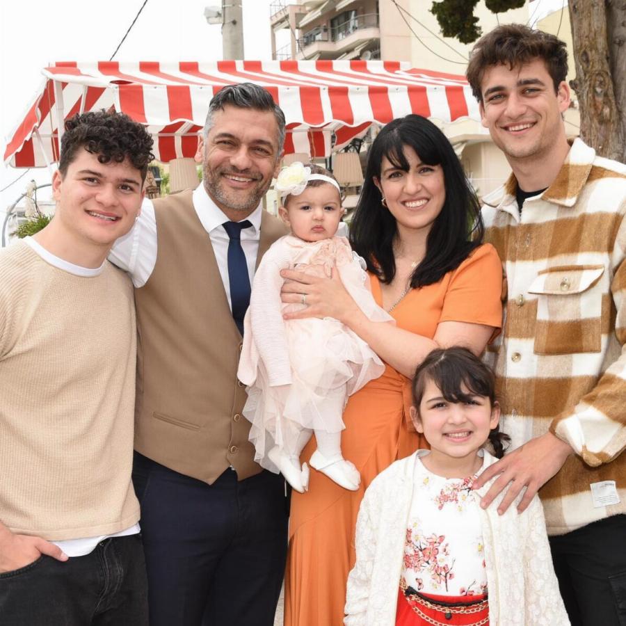 Στέλιος Κρητικός – Κάτια Παπαδοπούλου: Ξεχωριστή ημέρα για το ζευγάρι – Βάφτισαν την κόρη τους