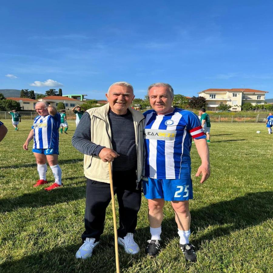 Σπάνια δημόσια εμφάνιση του Πασχάλη Τερζή στην Χαλκιδική – Με μπαστούνι σε ποδοσφαιρικό αγώνα