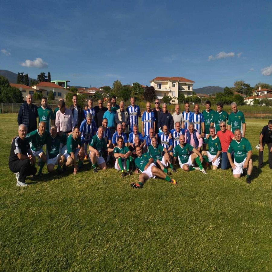 Σπάνια δημόσια εμφάνιση του Πασχάλη Τερζή στην Χαλκιδική – Με μπαστούνι σε ποδοσφαιρικό αγώνα