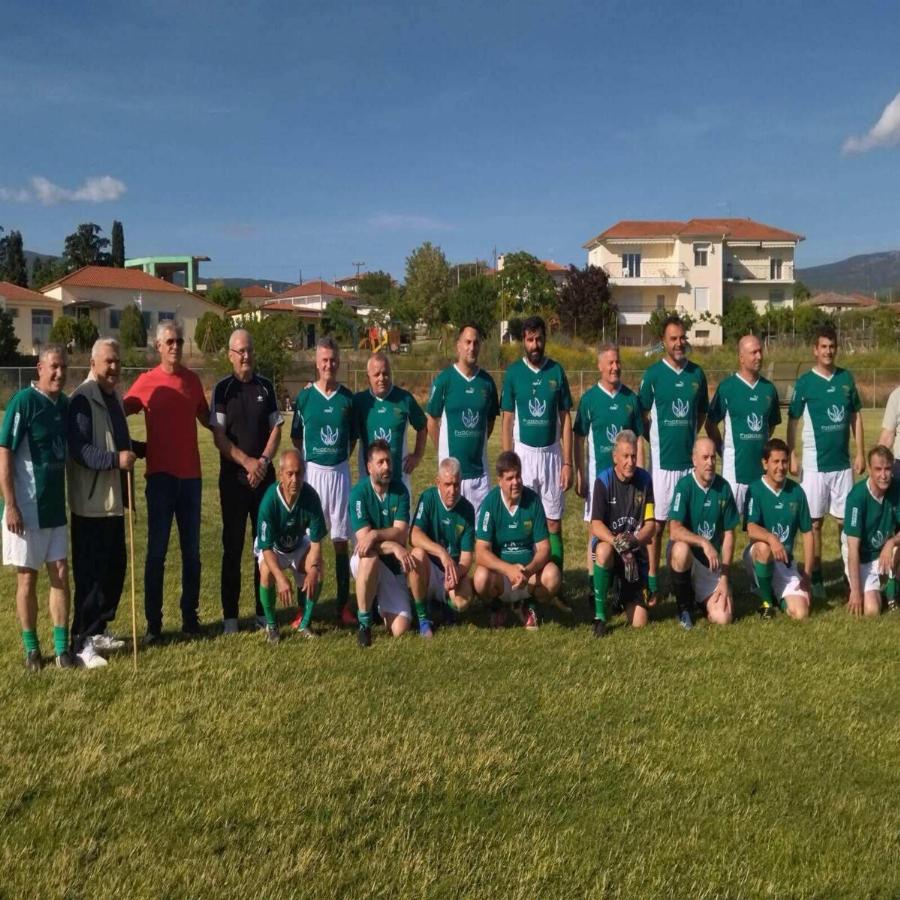 Σπάνια δημόσια εμφάνιση του Πασχάλη Τερζή στην Χαλκιδική – Με μπαστούνι σε ποδοσφαιρικό αγώνα