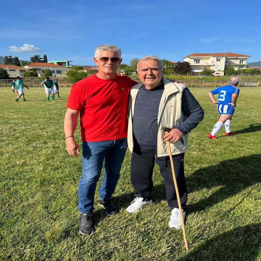 Σπάνια δημόσια εμφάνιση του Πασχάλη Τερζή στην Χαλκιδική – Με μπαστούνι σε ποδοσφαιρικό αγώνα